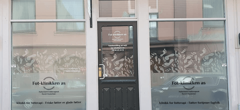 Bilde av fotterapeut som behandler en pasient